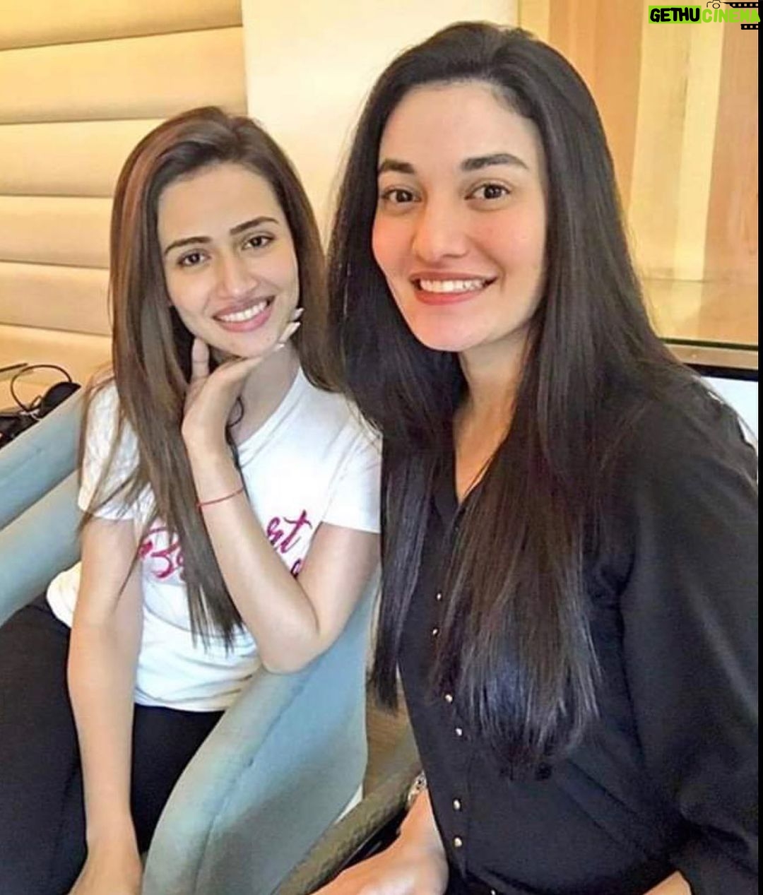 Sana Javed Instagram - Happy Birthday to my prettiest friend with a beautiful heart , you’re one of the most genuine people I know @muniba.mazari 😘❤️🎉 love you infinity 🥰🤗