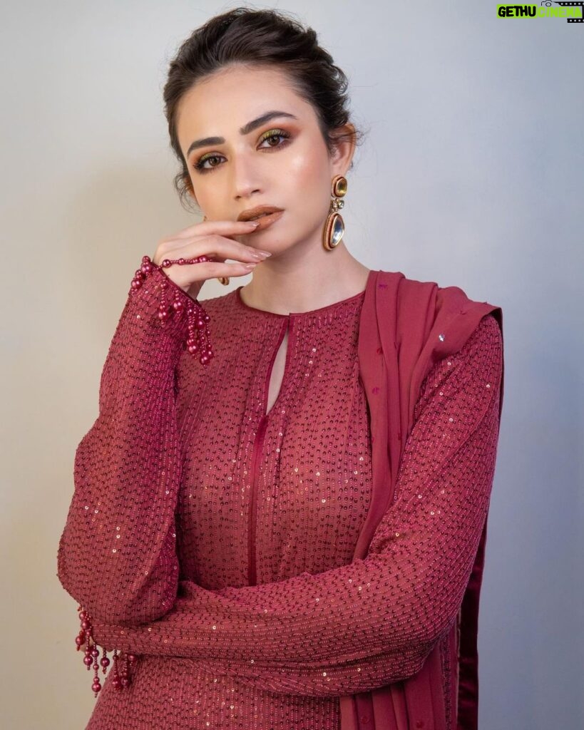 Sana Javed Instagram - 🐙 Styled by @khojiiii 👗: @elanofficial Hair and makeup: @nabila_salon @hairbyawais @umarraza_official @nirmal_wadherofficial
