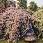 Sana Javed Instagram - 🌸💜 @qalamkar_ #ShadmaniPhir se. Presenting you all, one of my favourite #WeddingFormals22 collection 😍 “Shadmani Phir Se” - Wedding Formals’22 Photographer: @shayank.sherwani / @amnazuberi Makeup: @theshoaibkhan.official Stylist: @yash645 Videography: @awaisgohar Art director: @hashimali90 Celebrity Management : @noman.syed Concept: @danha.s Music: @zuberizoha Will be available in stitched and unstitched both. Launching soon! www.qalamkar.com.pk #shadmaniphirse #qalamkar #qalamkarformal #sanajaved #weddingformal’22 #newcollection #wedding #stitched #unstitched #embroideredcollection #fashion #classic #comingsoon