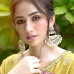 Sana Javed Instagram - 🍁 Styled by @khojiiii @nabila_salon @hairbyawais @umarraza_official @nirmal_wadherofficial @farahtalibaziz @official.verve