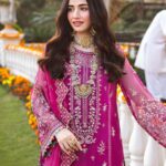 Sana Javed Instagram - @qalamkar_ #ShadmaniPhir se. Presenting you all, one of my favourite #WeddingFormals22 collection 😍 “Shadmani Phir Se” - Wedding Formals’22 Photographer: @shayank.sherwani / @amnazuberi Makeup: @theshoaibkhan.official Stylist: @yash645 Videography: @awaisgohar Art director: @hashimali90 Celebrity Management : @noman.syed @onetake.productionss Concept: @danha.s Music: @zuberizoha Will be available in stitched and unstitched both. Launching soon! www.qalamkar.com.pk #shadmaniphirse #qalamkar #qalamkarformal #sanajaved #weddingformal’22 #newcollection #wedding #stitched #unstitched #embroideredcollection #fashion #classic #comingsoon