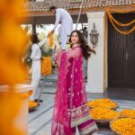 Sana Javed Instagram - @qalamkar_ #ShadmaniPhir se. Presenting you all, one of my favourite #WeddingFormals22 collection 😍 “Shadmani Phir Se” - Wedding Formals’22 Photographer: @shayank.sherwani / @amnazuberi Makeup: @theshoaibkhan.official Stylist: @yash645 Videography: @awaisgohar Art director: @hashimali90 Celebrity Management : @noman.syed @onetake.productionss Concept: @danha.s Music: @zuberizoha Will be available in stitched and unstitched both. Launching soon! www.qalamkar.com.pk #shadmaniphirse #qalamkar #qalamkarformal #sanajaved #weddingformal’22 #newcollection #wedding #stitched #unstitched #embroideredcollection #fashion #classic #comingsoon