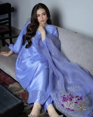 Sana Javed Instagram - 🍇
Styled by @khojiiii 
👗: @museluxe 
💄: @nabila_salon 
Jewelry: @official.verve