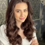 Sana Javed Instagram - 🎬🎥😊 @hairbyawais @zeeshu_mua