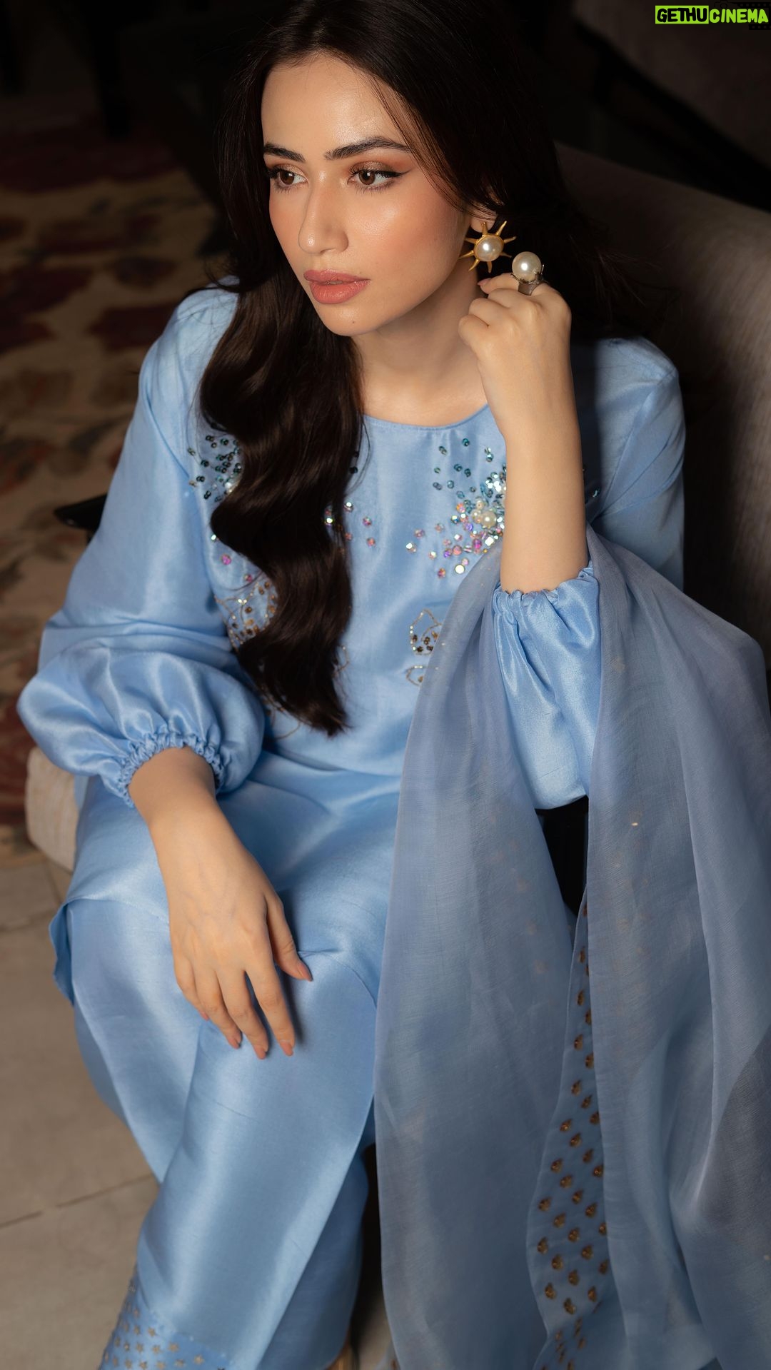 Sana Javed Instagram - Sana Javed looks absolutely gorgeous in this minimal look 🤩 Styled by @khojiiii Outfit - @museluxe Jewellery - @official.verve ——— #NABILA #NPRO #NSESSION #ZEROMakeup #ZEROskin #Makeup #Instamakeup #Beauty #Makeupinspiration #ThsisiNabila #TabeshKhoja #SaraShahzair #Makeupartist #Makeupoftheday #Hair #MinimalMakeup #Hairstyle #SanaJaved #DewySkin #LongHair #Hairstyling