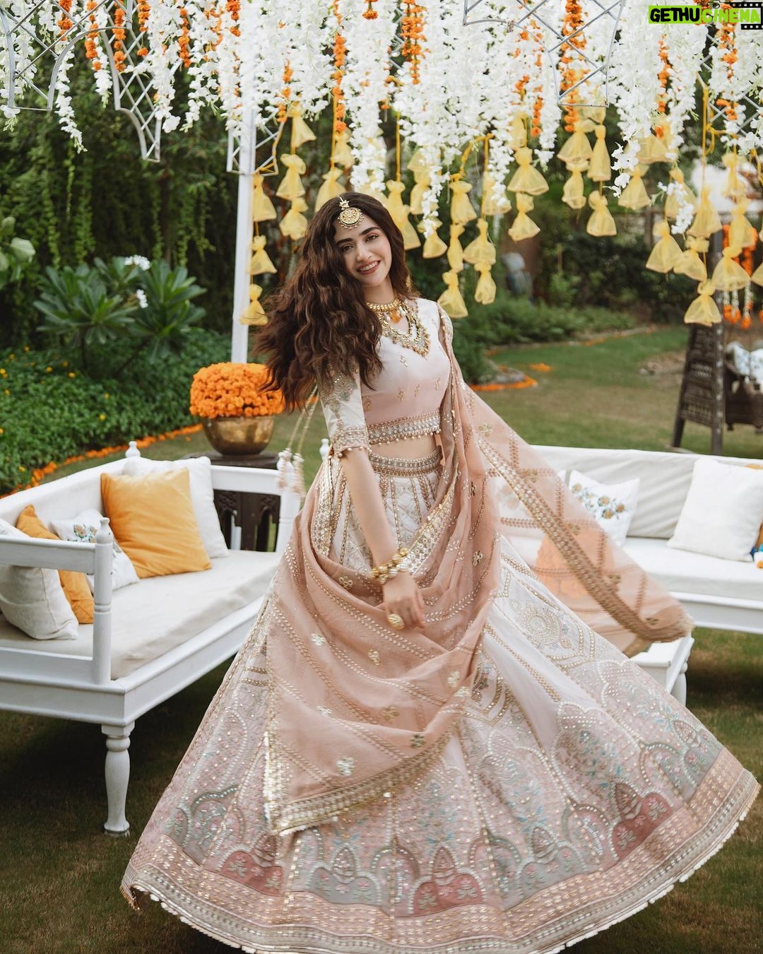 Sana Javed Instagram - 🌸 #Shadmani- @qalamkarofficial1 @yash645 @theshoaibkhan.official @noman.syed @hashimali90 @shayank.sherwani #QalamKar #Shadmanicollection #QalamkarOfficial #WeddingFormals www.qalamkar.com.pk