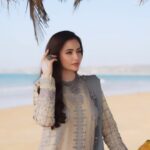 Sana Javed Instagram - ‘𝐒𝐡𝐚𝐡𝐤𝐚𝐚𝐫’ 𝐄𝐢𝐝 𝐅𝐞𝐬𝐭𝐢𝐯𝐞 𝐋𝐚𝐰𝐧 𝐒𝐒’𝟐𝟑 𝐛𝐲 @jazminonline 𝐈𝐒 𝐋𝐈𝐕𝐄 𝐍𝐎𝐖 💕 I’ve had a pleasure flaunting this collection, it’s time for you to choose now Pre-book on their website www.jazmin.pk #jazminonline #jazminshahkaar #shahkaareidfestive #luxurylawn #embroidered