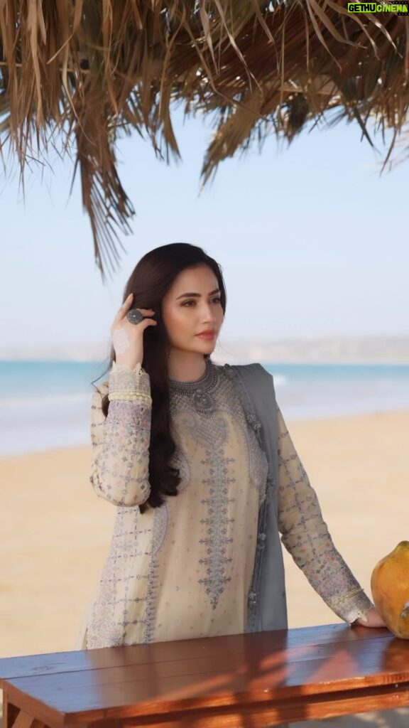 Sana Javed Instagram - ‘𝐒𝐡𝐚𝐡𝐤𝐚𝐚𝐫’ 𝐄𝐢𝐝 𝐅𝐞𝐬𝐭𝐢𝐯𝐞 𝐋𝐚𝐰𝐧 𝐒𝐒’𝟐𝟑 𝐛𝐲 @jazminonline 𝐈𝐒 𝐋𝐈𝐕𝐄 𝐍𝐎𝐖 💕 I’ve had a pleasure flaunting this collection, it’s time for you to choose now Pre-book on their website www.jazmin.pk #jazminonline #jazminshahkaar #shahkaareidfestive #luxurylawn #embroidered