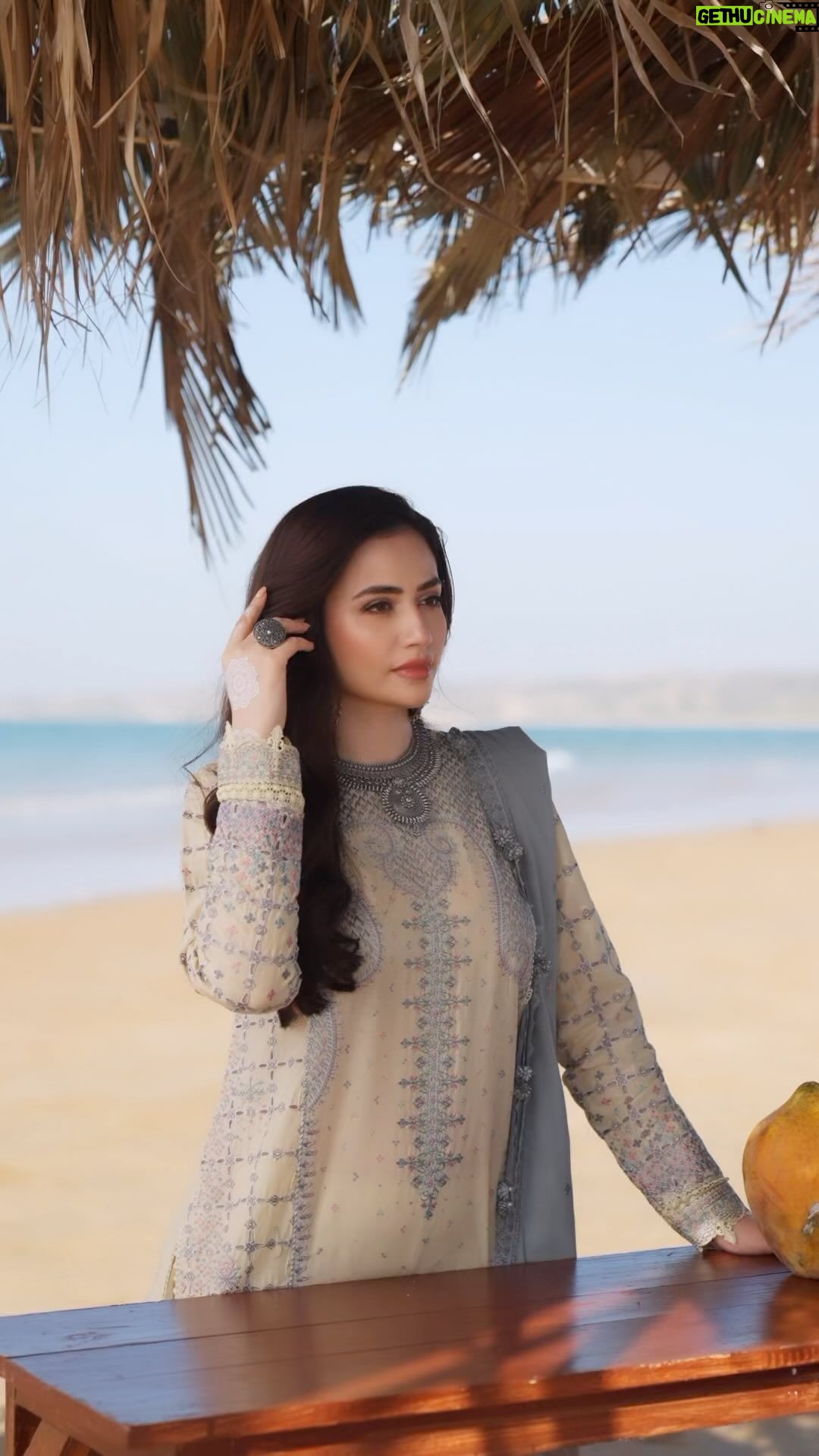 Sana Javed Instagram - βππ‘ππ‘π€πππ«β ππ’π π
ππ¬ππ’π―π πππ°π§ ππβππ ππ² @jazminonline ππ ππππ πππ π Iβve had a pleasure flaunting this collection, itβs time for you to choose now Pre-book on their website www.jazmin.pk #jazminonline #jazminshahkaar #shahkaareidfestive #luxurylawn #embroidered