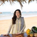 Sana Javed Instagram - 🕊️ '𝐒𝐡𝐚𝐡𝐤𝐚𝐚𝐫' 𝐄𝐢𝐝 𝐅𝐞𝐬𝐭𝐢𝐯𝐞 𝐋𝐚𝐰𝐧 𝐒𝐒'𝟐𝟑 𝐛𝐲 @jazminonline 𝐈𝐒 𝐋𝐈𝐕𝐄 𝐍𝐎𝐖 💕 I've had a pleasure flaunting this collection, it's time for you to choose now Pre-book on their website www.jazmin.pk #jazminonline #jazminshahkaar #shahkaareidfestive #luxurylawn #embroidered @hairbyawais @zeeshu_mua @styledbyhafsa @shahyaan.k @onetake.productionss