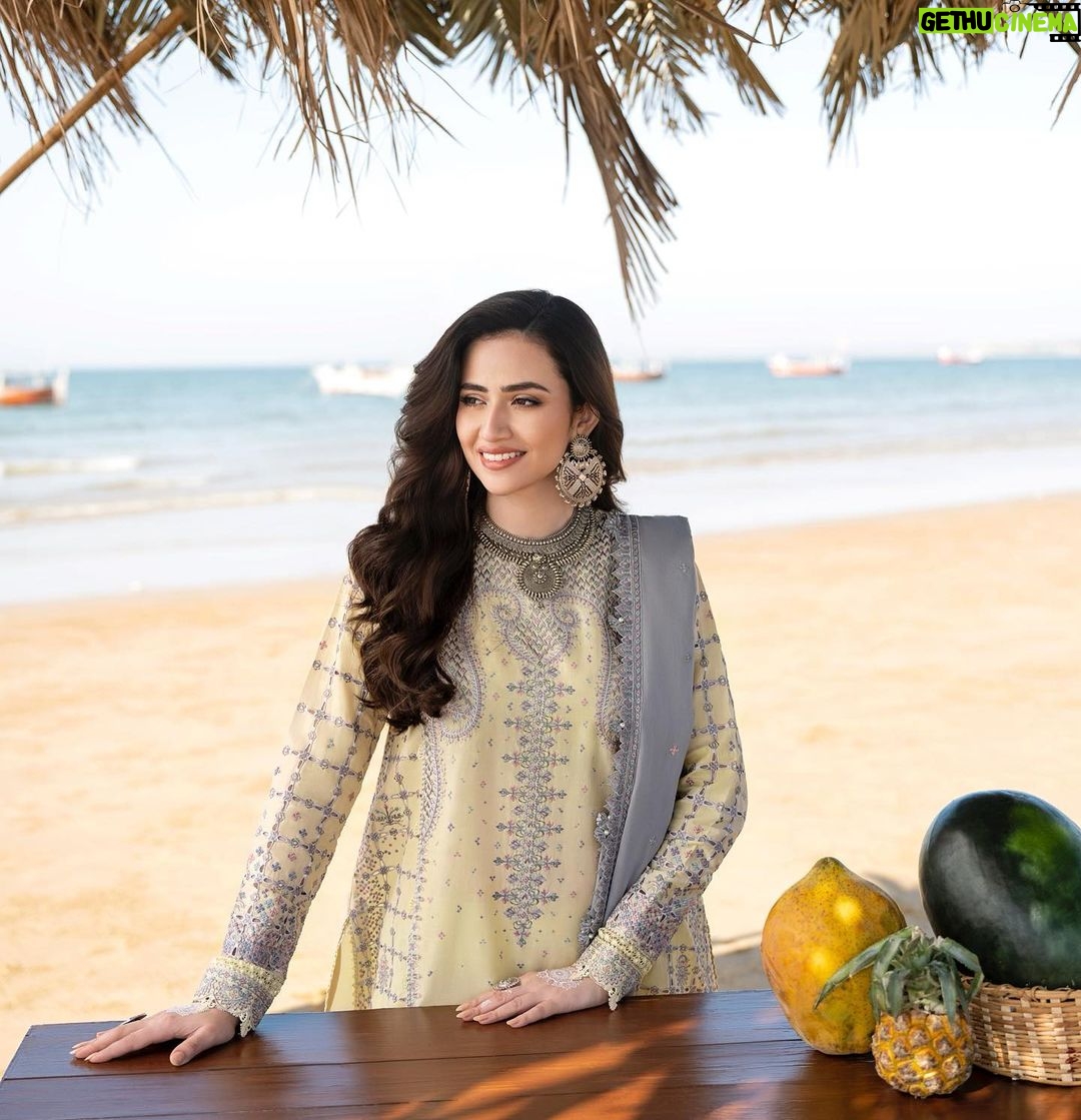 Sana Javed Instagram - ποΈ 'ππ‘ππ‘π€πππ«' ππ’π π
ππ¬ππ’π―π πππ°π§ ππ'ππ ππ² @jazminonline ππ ππππ πππ π I've had a pleasure flaunting this collection, it's time for you to choose now Pre-book on their website www.jazmin.pk #jazminonline #jazminshahkaar #shahkaareidfestive #luxurylawn #embroidered @hairbyawais @zeeshu_mua @styledbyhafsa @shahyaan.k @onetake.productionss