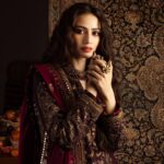 Sana Javed Instagram - The wait is over! Experience the timeless allure of 'KASHMIRI TAANKA' as the collection goes live on Asim Jofa website. Explore the cultural heritage of Kashmir through these exquisite shawls.✨💃 @asimjofa @iamasimjofa #AsimJofa #IWearAsimJofa #KashmiriTaankaCollection #EmbroideredCollection #KashmiriTaanka #ShawlCollection #SanaJaved #Unstitched #WinterCollection #PrintCollection #Fashion #Trending