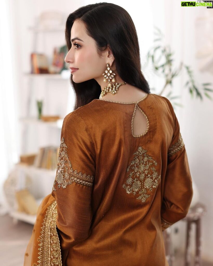 Sana Javed Instagram - “Ishq Attish” Raw silk collection by @mohagniofficial available now. Stay tuned for more at www.mohagni.com Makeup artist @theshoaibkhan.official Styling - Zainab Naqvi @imzainabnaqvi110 Photographer @deeveesofficial #mohagni #weddingformals #rawsilk #festiveformals #formals