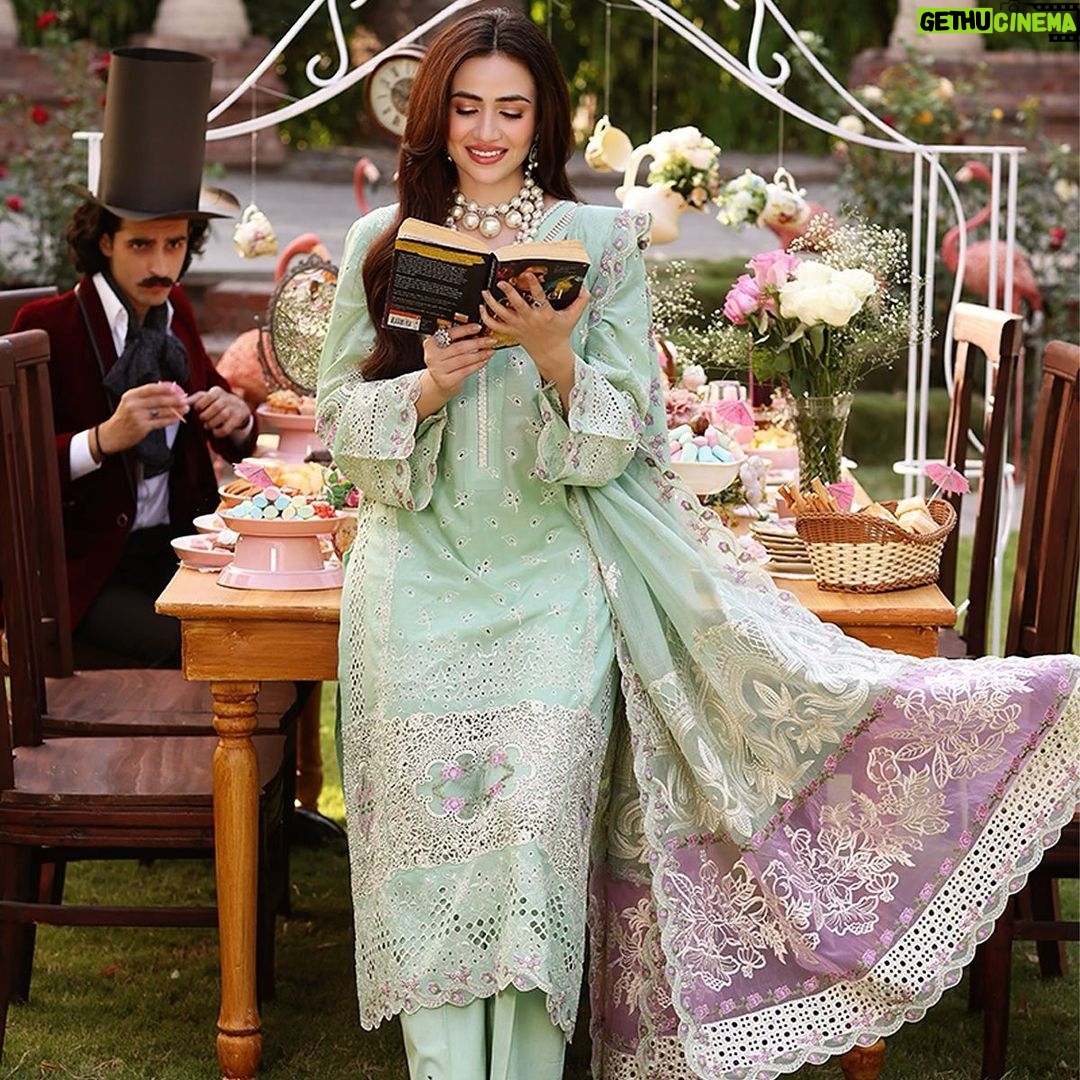 Sana Javed Instagram - 🩵 Checkout the latest wardrobe by @elaf.premium - ELAF Festive Chikankari 2023. Photographer: @deeveesofficial Videographer: @muzammilgarewal Mua: @sunil_mua Stylist: @mamoontariq Art Director: @ahmadshahart Creative Director: @muneebakraam Co-ordination: @amnaaaiqbal Celebrity Management: @onetake.productionss #elafpremium #festive #chikankari #luxury #lawn #sanajaved