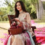 Sana Javed Instagram - Checkout the latest wardrobe by @elaf.premium - ELAF Festive Chikankari 2023. Photographer: @deeveesofficial Videographer: @muzammilgarewal Mua: @sunil_mua Stylist: @mamoontariq Art Director: @ahmadshahart Creative Director: @muneebakraam Co-ordination: @amnaaaiqbal Celebrity Management: @onetake.productionss #elafpremium #festive #chikankari #luxury #lawn #sanajaved