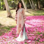 Sana Javed Instagram - Checkout the latest wardrobe by @elaf.premium - ELAF Festive Chikankari 2023. Photographer: @deeveesofficial Videographer: @muzammilgarewal Mua: @sunil_mua Stylist: @mamoontariq Art Director: @ahmadshahart Creative Director: @muneebakraam Co-ordination: @amnaaaiqbal Celebrity Management: @onetake.productionss #elafpremium #festive #chikankari #luxury #lawn #sanajaved