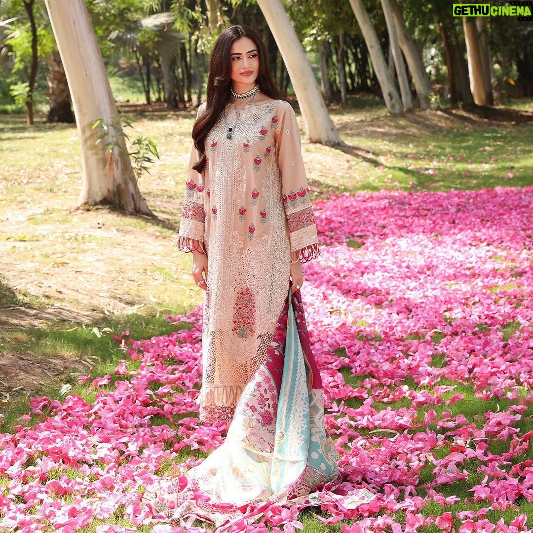 Sana Javed Instagram - Checkout the latest wardrobe by @elaf.premium - ELAF Festive Chikankari 2023. Photographer: @deeveesofficial Videographer: @muzammilgarewal Mua: @sunil_mua Stylist: @mamoontariq Art Director: @ahmadshahart Creative Director: @muneebakraam Co-ordination: @amnaaaiqbal Celebrity Management: @onetake.productionss #elafpremium #festive #chikankari #luxury #lawn #sanajaved