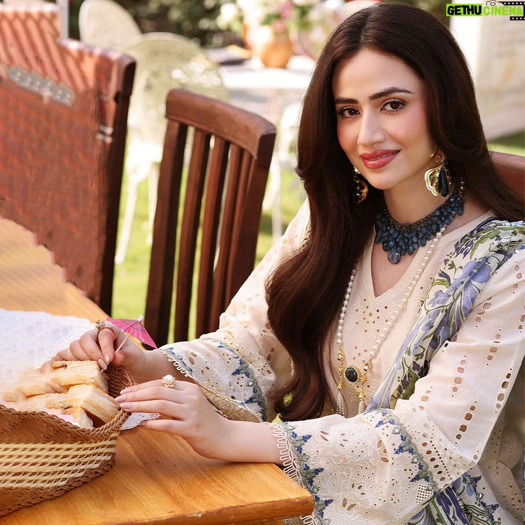 Sana Javed Instagram - Checkout the latest wardrobe by @elaf.premium - ELAF Festive Chikankari 2023. Photographer: @deeveesofficial Videographer: @muzammilgarewal Mua: @sunil_mua Stylist: @mamoontariq Art Director: @ahmadshahart Creative Director: @muneebakraam Co-ordination: @amnaaaiqbal Celebrity Management: @onetake.productionss #elafpremium #festive #chikankari #luxury #lawn #sanajaved