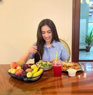 Sana Javed Instagram - FITNESS TALK💪🏻
Let's change how we look at diets with the help of certified dietitian & personal trainer (@diet_planner__) who caters all your preferences so efficiently❤️

I have recently started my fitness Journey with @diet_planner__ (Maham naveed) since I have heard a lot about her and trust me she has the most amazing range of recipes that will never make a person get bored on diet.🍉🍩🍡

If you are looking to get your customised diet program then definitely checkout @diet_planner__ !!
She is really humble and best at what she does.💜

PR @windmilepr

#dietplanner  #mahamnaveed #dietitian #Healthyeating #woman #Fitness #Lifestyle