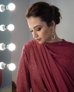 Sana Javed Instagram - 🐙

Styled by @khojiiii 
👗: @elanofficial 
Hair and makeup: @nabila_salon @hairbyawais @umarraza_official @nirmal_wadherofficial