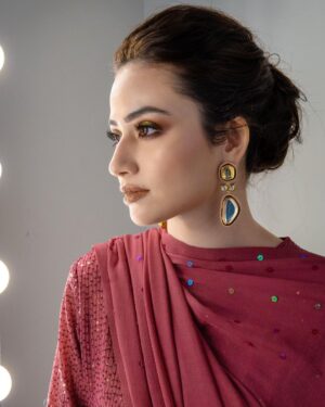 Sana Javed Instagram - 🐙

Styled by @khojiiii 
👗: @elanofficial 
Hair and makeup: @nabila_salon @hairbyawais @umarraza_official @nirmal_wadherofficial