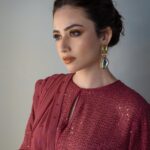 Sana Javed Instagram - 🐙 Styled by @khojiiii 👗: @elanofficial Hair and makeup: @nabila_salon @hairbyawais @umarraza_official @nirmal_wadherofficial