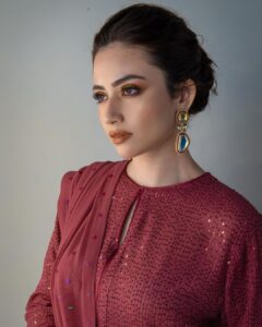 Sana Javed Instagram - 🐙 Styled by @khojiiii 👗: @elanofficial Hair and makeup: @nabila_salon @hairbyawais @umarraza_official @nirmal_wadherofficial