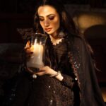 Sana Javed Instagram - The wait is over! Experience the timeless allure of 'KASHMIRI TAANKA' as the collection goes live on Asim Jofa website. Explore the cultural heritage of Kashmir through these exquisite shawls.✨💃 @asimjofa @iamasimjofa #AsimJofa #IWearAsimJofa #KashmiriTaankaCollection #EmbroideredCollection #KashmiriTaanka #ShawlCollection #SanaJaved #Unstitched #WinterCollection #PrintCollection #Fashion #Trending
