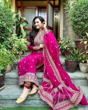 Sana Javed Instagram - Love wearing this gorgeous outfit from @kanwalmalik.official ❤️

#kanwalmalik#kanwalmalikofficial