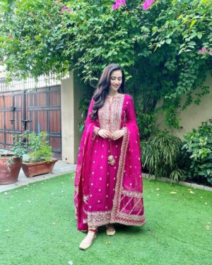 Sana Javed Instagram - Love wearing this gorgeous outfit from @kanwalmalik.official ❤️

#kanwalmalik#kanwalmalikofficial