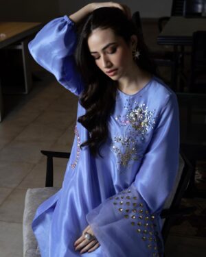 Sana Javed Instagram - 🍇
Styled by @khojiiii 
👗: @museluxe 
💄: @nabila_salon 
Jewelry: @official.verve