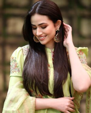 Sana Javed Instagram - 🍃
@khojiiii 
@hussainrehar.official 
@kohar_jewel 
@nabila_salon 
@omarsaeedofficial