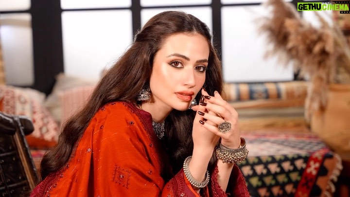 Sana Javed Instagram - Unveil the magic of Kashmir with ‘KASHMIRI TAANKA’ by Asim Jofa! 🏞✨ Join me on a journey through the rich culture, exquisite fabrics, and intricate artistry of this collection. Immerse yourself in elegance. 😍 @asimjofa @iamasimjofa Hair and makeup : @iambabarzaheer Videographer: @okbfilms Photography : @shahbazshaziofficial Stylist : @ibrarhassanofficial #AsimJofa #IWearAsimJofa #KashmiriTaankaCollection #EmbroideredCollection #KashmiriTaanka #ShawlCollection #SanaJaved #Unstitched #WinterCollection #PrintCollection #Fashion #Trending