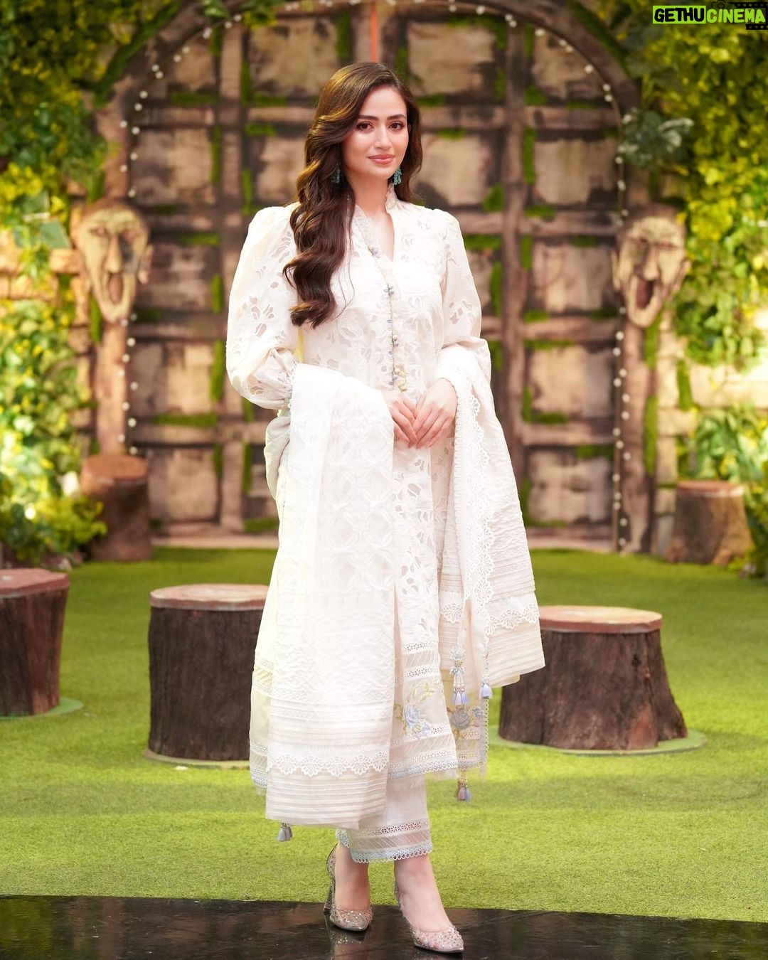 Sana Javed Instagram - 🕊️ @khojiiii @farahtalibaziz @nabila_salon @omarsaeedofficial @official.verve