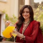 Sana Javed Instagram - I am absolutely in awe of the stunning collection of dresses by @shahzeb_textile_official especially the gorgeous pieces in the Merakish Volume-4 line. The intricate fusion of colors and patterns in each dress is truly breathtaking and perfectly embodies the current fashion trends. The attention to detail and impeccable craftsmanship truly sets these dresses apart, making them the epitome of class and elegance. I feel mesmerized by the beauty of each dress and the way they effortlessly capture the essence of contemporary style. View their more collection:www.shahzebtextile.pk @hairbyawais @zeeshu_mua @talhahahahahaha_ @onetake.productionss Project By @rangdeproduction #luxurycollection#chiffon#newcollection #clothingmanufacturer #clothingdesign #live #now #clothingcompany #clothing #clothingbrand #apparelbrand #merakish #chiffon #embroidered #karachi #pakistan #shahzebtextile #merakish4