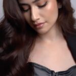 Sana Javed Instagram - 💫💥 @nabila_salon @zeeshu_mua @hairbyawais 💋