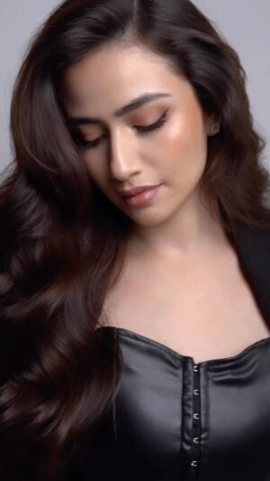 Sana Javed Instagram - 💫💥

@nabila_salon 
@zeeshu_mua @hairbyawais 💋