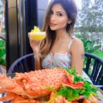 Sana Sultan Instagram - Cheers to the Best Seafood i ever had🦞🤤 @8attrinity I am highly impressed with the tasty food 🍲& mocktail that i had 🍸..The location & ambience being the bonus!!🥰 Loved it❤️ 📸: @iammitalitelang 😘 . . . . . #sanasultankhan #sanasultan #sanasultaan #sydneyrestaurant #sydneyrestaurants #8attrinity Sydney, Australia
