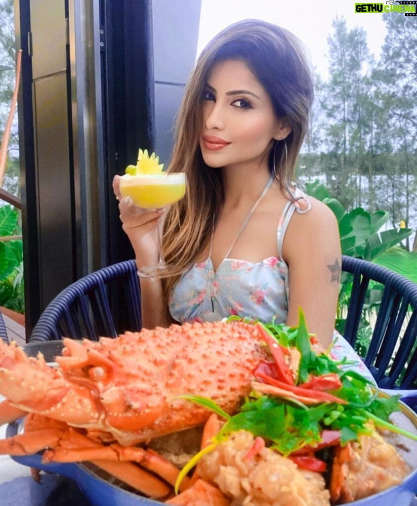 Sana Sultan Instagram - Cheers to the Best Seafood i ever had🦞🤤 @8attrinity I am highly impressed with the tasty food 🍲& mocktail that i had 🍸..The location & ambience being the bonus!!🥰 Loved it❤️ 📸: @iammitalitelang 😘 . . . . . #sanasultankhan #sanasultan #sanasultaan #sydneyrestaurant #sydneyrestaurants #8attrinity Sydney, Australia