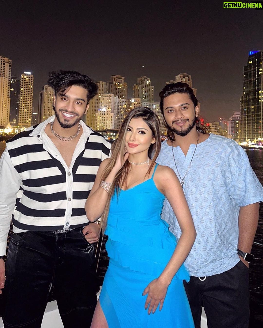 Sana Sultan Instagram - When work & fun goes hand in hand🤍✨ Loved being part of yesterday’s Event party at yatch… met some fab creators & Artists from other country as well… Dubai being that place that brings all the creators under one roof! ❤️ Special mention to @belal_afzal @usmanjazba for making it happen…😇 Dubai Creek Harbour