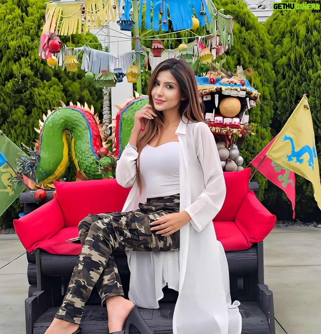 Sana Sultan Instagram - Whatt a Start to New year!! Was lucky enough to see this Wishing Tree today at Nan Tien Shrine… This Tree is just kept for 7 days in a Year & i was lucky enough to witness it at this time(Coincidentally ha) ..They have a tradition here, u wish for something n u fly the ribbon towards tree.. If the Ribbon gets stuck on tree in first chance , ur wish is said to b fulfilled… haha yeah mine did get stuck🥰🥹 But honestly for any wish to come true, it is all bout ur Neeyat & ur Deeds & ur Faith towards Almighty… ‘24 bring it on, Let’s see what we got😅❤️🤍 Sending love & light to all my wellwishers😘 Pic owned by : @iammitalitelang 🤍