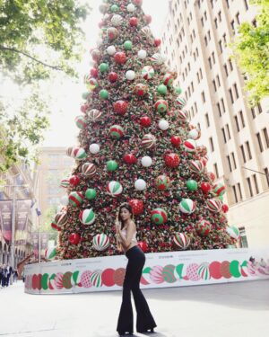 Sana Sultan Instagram - Merry christmas Lovelies🥰🎅
They say if you really wanna witness best christmas, Australia is the best place for it.. extremely well decorated & lit up Christmas trees & streets…Indeed lucky enough to spend my Christmas eve here..🥰🎄
P.s : This Christmas i asked santa to come home with me… that vl b all ,as my gift😉
Have a great one u lovelies❤️✨🎄