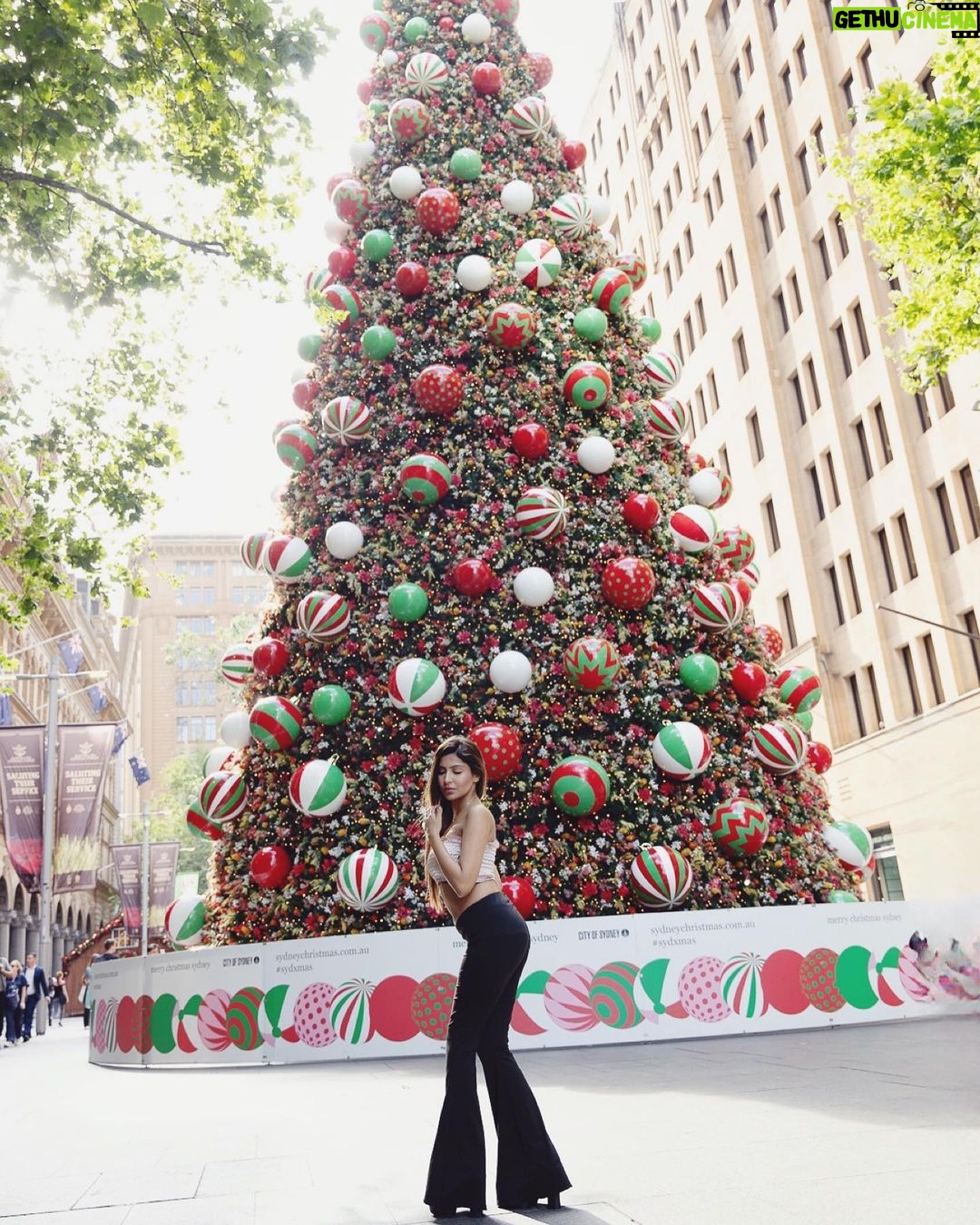 Sana Sultan - 344.5K Likes - Merry christmas Lovelies🥰🎅
They say if you really wanna witness best christmas, Australia is the best place for it.. extremely well decorated & lit up Christmas trees & streets…Indeed lucky enough to spend my Christmas eve here..🥰🎄
P.s : This Christmas i asked santa to come home with me… that vl b all ,as my gift😉
Have a great one u lovelies❤️✨🎄