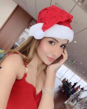 Sana Sultan Instagram - Merry christmas Lovelies🥰🎅
They say if you really wanna witness best christmas, Australia is the best place for it.. extremely well decorated & lit up Christmas trees & streets…Indeed lucky enough to spend my Christmas eve here..🥰🎄
P.s : This Christmas i asked santa to come home with me… that vl b all ,as my gift😉
Have a great one u lovelies❤️✨🎄