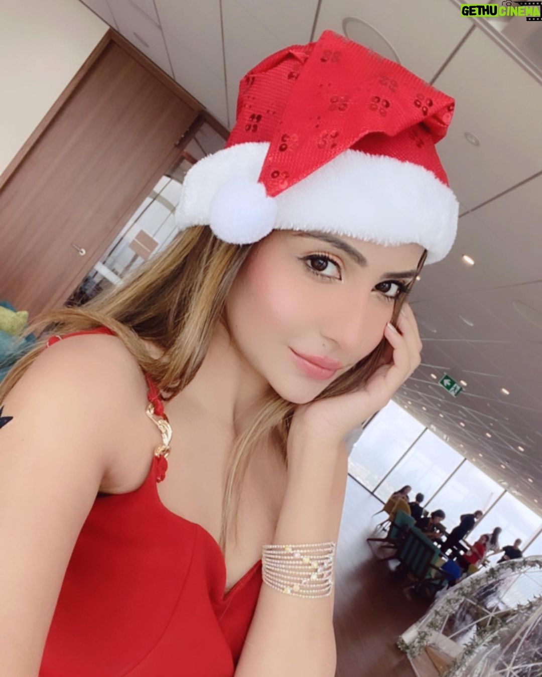 Sana Sultan - 344.5K Likes - Merry christmas Lovelies🥰🎅
They say if you really wanna witness best christmas, Australia is the best place for it.. extremely well decorated & lit up Christmas trees & streets…Indeed lucky enough to spend my Christmas eve here..🥰🎄
P.s : This Christmas i asked santa to come home with me… that vl b all ,as my gift😉
Have a great one u lovelies❤️✨🎄