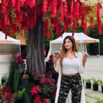 Sana Sultan Instagram - Whatt a Start to New year!! Was lucky enough to see this Wishing Tree today at Nan Tien Shrine… This Tree is just kept for 7 days in a Year & i was lucky enough to witness it at this time(Coincidentally ha) ..They have a tradition here, u wish for something n u fly the ribbon towards tree.. If the Ribbon gets stuck on tree in first chance , ur wish is said to b fulfilled… haha yeah mine did get stuck🥰🥹 But honestly for any wish to come true, it is all bout ur Neeyat & ur Deeds & ur Faith towards Almighty… ‘24 bring it on, Let’s see what we got😅❤️🤍 Sending love & light to all my wellwishers😘 Pic owned by : @iammitalitelang 🤍