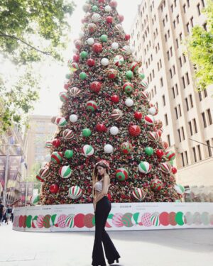 Sana Sultan Instagram - Merry christmas Lovelies🥰🎅
They say if you really wanna witness best christmas, Australia is the best place for it.. extremely well decorated & lit up Christmas trees & streets…Indeed lucky enough to spend my Christmas eve here..🥰🎄
P.s : This Christmas i asked santa to come home with me… that vl b all ,as my gift😉
Have a great one u lovelies❤️✨🎄