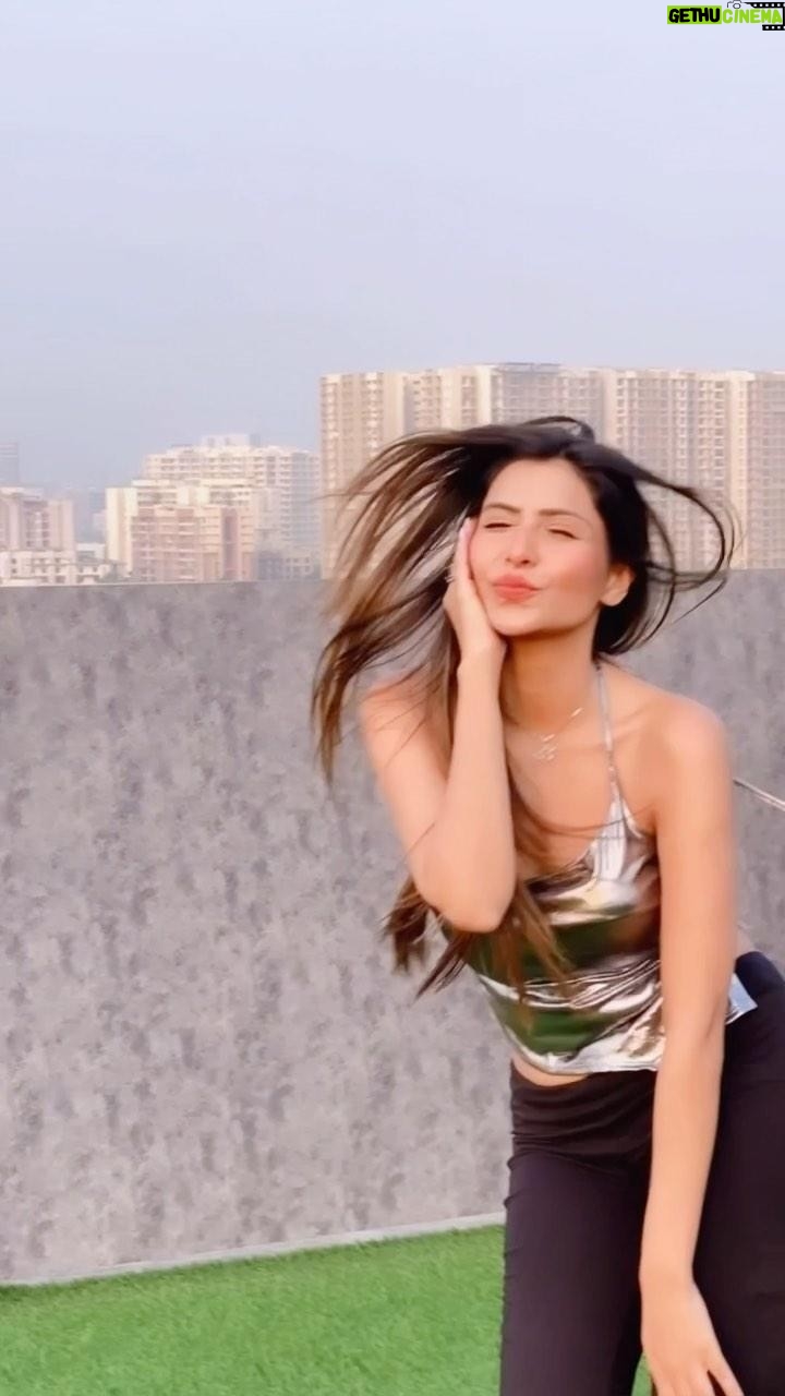 Sana Sultan Instagram - Just Beboingggg & Khushing👻🥰 This Song, This movie is literally my childhood.. must have watched it n number of times😅 This Song suits my Mood & Vibe❤️✨
