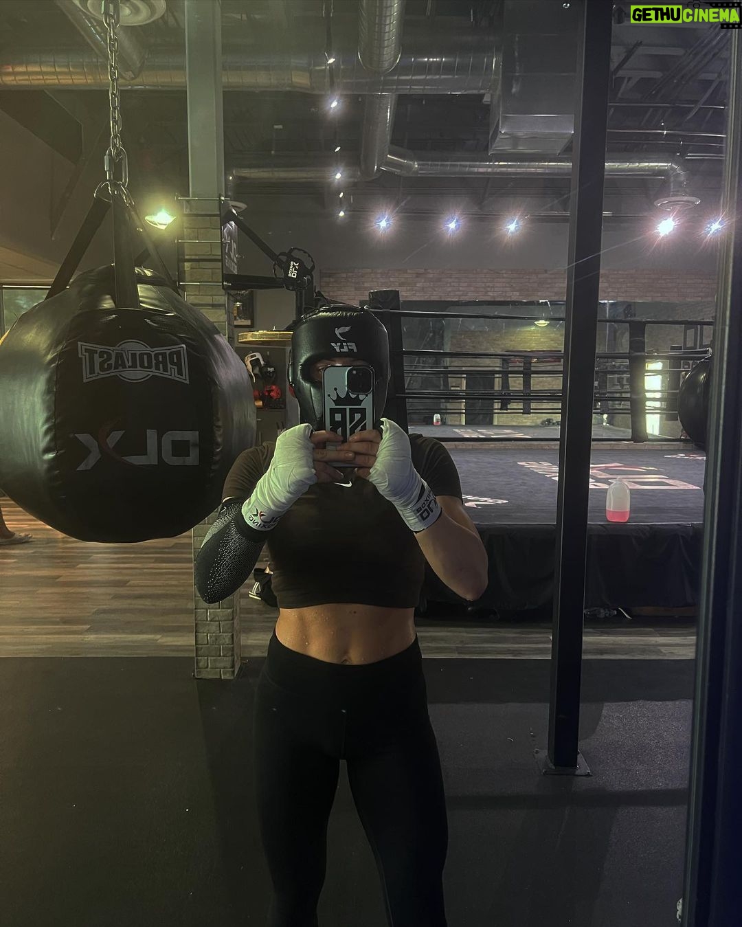 Sandy Ryan Instagram - It’s giving….READY🌏 dlxboxing