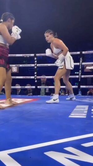 Sandy Ryan Instagram - Ringside view🔥🔥🔥